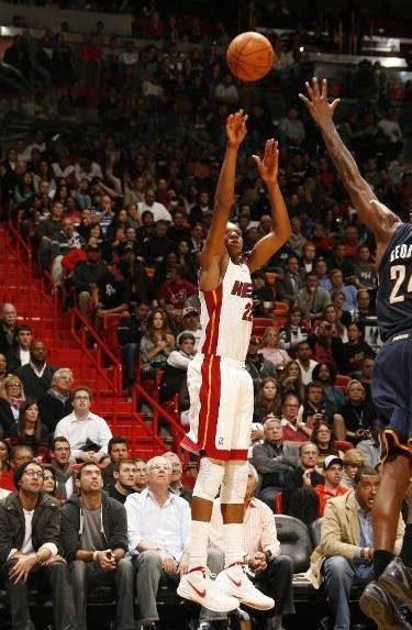 费莱尼在中 费莱尼在中