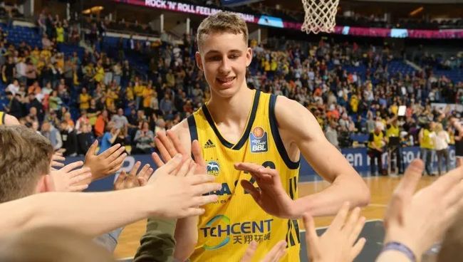 因挑衅被黄 因挑衅被黄