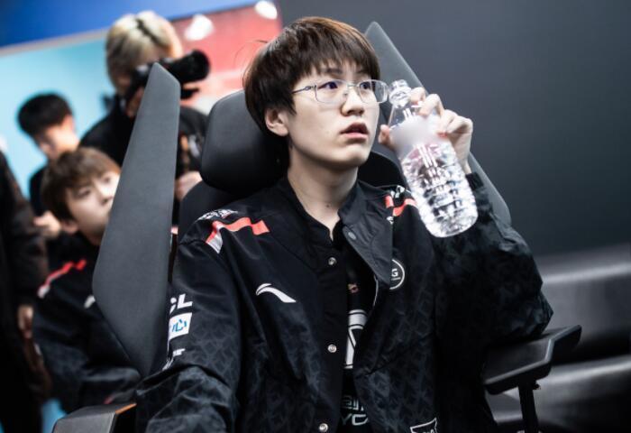 着谦逊的态 着谦逊的态